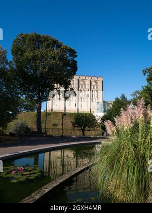 Norwich Castle Gardens, mit dem Schloss über dem Wasser, Norwich, Norfolk, England, Großbritannien, Stockfoto