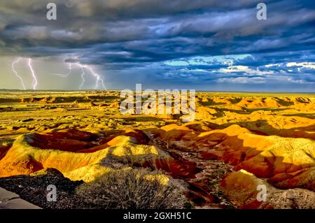 Ursprünglich aufgenommen im Jahr 2010. Ein HDR-Gemisch aus einem Monsunsturm über der Painted Desert, der vom Chinde Point im Petrified Forest National Park in der Nähe betrachtet wird Stockfoto