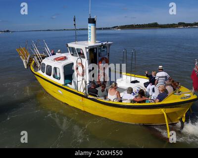 Die Hafenfähre verlässt den Harwich Ha'Penny Pier und fährt nach Shotley über die Flussmündung des Stour, Harwich, Essex, England, Großbritannien Stockfoto