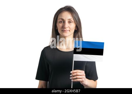 Glückliches junges weißes Mädchen, das die estnische Flagge isoliert auf weißem Hintergrund hält. Stockfoto