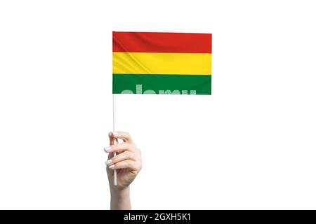 Schöne weibliche Hand hält Bolivien Flagge, isoliert auf weißem Hintergrund. Stockfoto