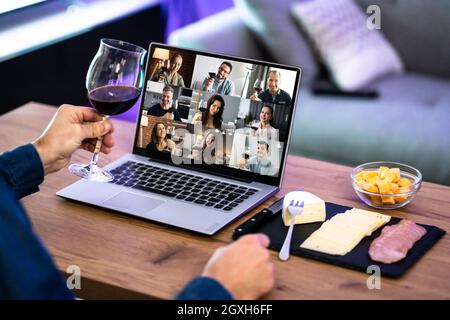 Virtuelle Weinprobe Dinner-Event Online Mit Laptop Stockfoto