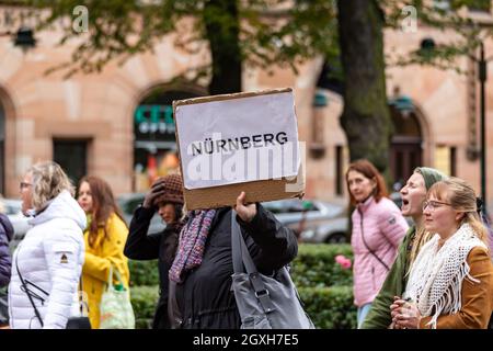 Anti-Impfstoff-Demonstranten marschieren mit verwirrenden Schildern in Esplanade Park, Helsinki, Finnland Stockfoto