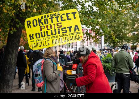 Anti-Impfstoff-Demonstranten, die eine Kaffeepause im Esplanade Park, Helsinki, Finnland, machen Stockfoto