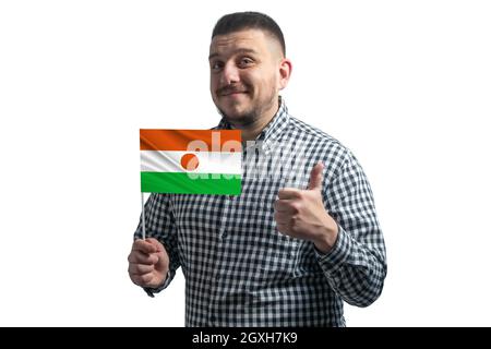 Weißer Kerl mit einer Flagge von Niger und zeigt die Klasse von Hand isoliert auf weißem Hintergrund. Wie für Niger. Stockfoto