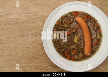 Köstliche frisch gemachte Linsensuppe mit Würstchen Stockfoto