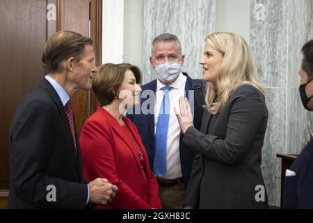 (L-R) Senator Richard Blumenthal (D-CT) und Senatorin Amy Klobuchar (D-MN) sprechen mit der ehemaligen Facebook-Mitarbeiterin Frances Haugen, als sie zu einer Anhörung des Senatsausschusses für Handel, Wissenschaft und Verkehr mit dem Titel „Protecting Kids Online: Testimonial from a Facebook Whistleblower“ am 5. Oktober 2021 in Washington, DC, auf dem Capitol Hill eintrifft. Haugen verließ Facebook im Mai und stellte Journalisten und anderen Mitarbeitern firmeninterne Dokumente über Facebook zur Verfügung, in denen er behauptete, dass Facebook immer wieder Profit statt Sicherheit wählt. Poolfoto von Drew Angerer/UPI Stockfoto