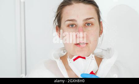 Porträt einer erschöpften Ärztin, die nach dem Kampf gegen Covid-19 und Coronavirus Schutzbrille und Atemschutzmaske auszieht Stockfoto