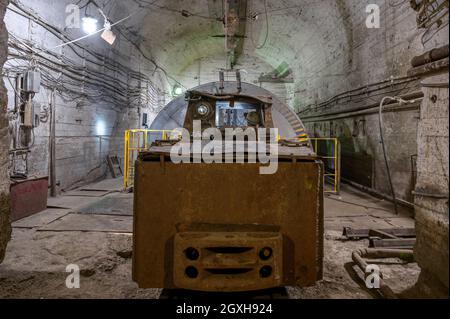 Spezielle unterirdische elektrische Lokomotive, elektrischer Transport für den Transport von Erz im Bergwerk Stockfoto