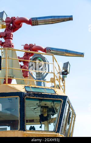 Hydrant auf einem Schiff gegen den blauen Himmel feuern Stockfoto