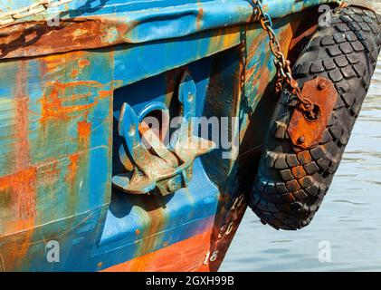 Der angehobene Anker an Bord des alten rostigen Schiffs Stockfoto