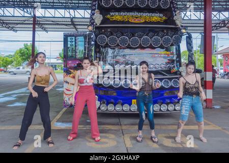 KANCHANABURI THAILAND - 1. SEPTEMBER: Nicht identifizierte weibliche Touristen tanzen vor den Bus am Parkplatz am September 1,2019 in Kanchanaburi, Thailand Stockfoto