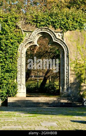 Garten mit Ruinen eines Klosters in Matosinhos, Portugal Stockfoto