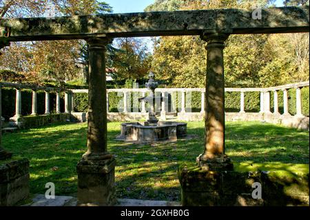 Garten mit Ruinen eines Klosters in Matosinhos, Portugal Stockfoto