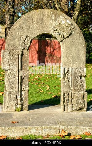 Garten mit Ruinen eines Klosters in Matosinhos, Portugal Stockfoto