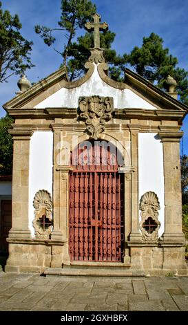 Kapelle in einem Garten mit Ruinen eines Klosters in Matosinhos, Portugal Stockfoto