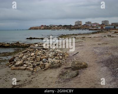 Ein Steinhaufen am Ufer des Kaspischen Meeres. Aktau. Kasachstan. Mangistau. 12. Oktober. 2019 Jahre. Stockfoto