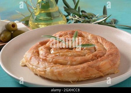 Griechischer Spanakopita oder Spiralkuchen aus Phyllo-Teig, Spinat. Traditionelle Feta-Käse-Phyllo-Pastete. Stockfoto