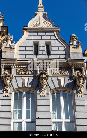 Danzig, Polen - 6. September 2020: Die Fassade des restaurierten Patrizierhauses Gdańsk in der Long Lane in der Altstadt. Stockfoto