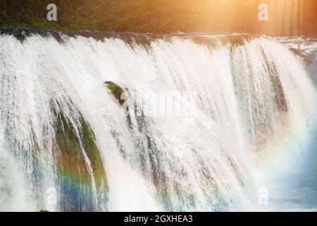 Wasserfall in schöner Natur mit kristallklarem Wasser auf wilden Fluss Una in Bosnien und Herzegowina an sonnigen Sommertag Stockfoto