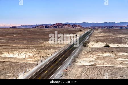 Südpanamerikanische Autobahn bei Nazca in Peru Stockfoto