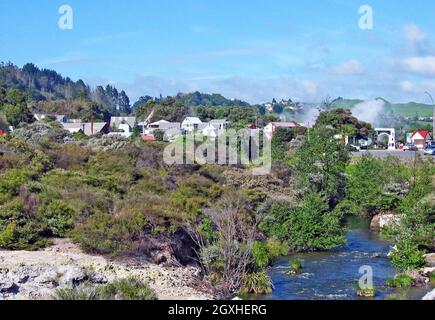 Der Fluss Puarenga fließt durch das Whaka Village in Rotorua, Neuseeland, einem lebenden Maori-Thermaldorf. Das Dorf bildet seit Jahrzehnten die Besucher über ihre Kultur aus und die Bewohner leben in der Thermallandschaft. Stockfoto