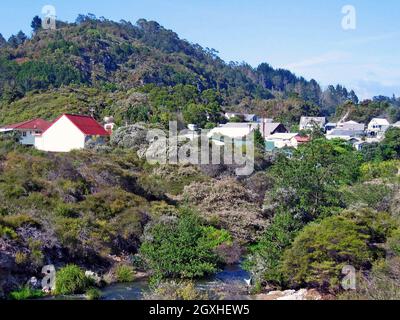 Whaka Village, ein lebendes Maori Village in Rotorua, Neuseeland. Bekannt für die Maori, die seit Jahrhunderten in der aktiven Geothermie leben und mit dem Land leben, das ein Beispiel für nachhaltiges Leben ist. Stockfoto