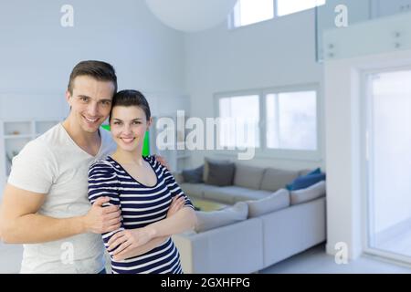 Porträt von ein glückliches jungen schönen Paar umarmt in ihrer neuen Heimat Stockfoto