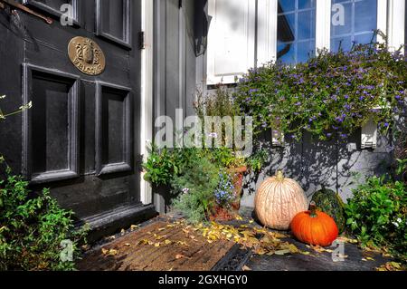 Kürbisdekoration an der Haustür eines Hauses im Herbst Stockfoto