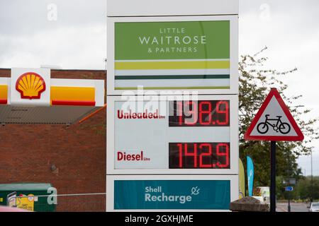 Windsor, Großbritannien. Oktober 2021. An der Shell-Tankstelle in der Dedworth Road standen heute Autos in der Schlange, um Kraftstoff zu tanken. Einige der Pumpen beförderten Kraftstoff, aber nicht alle. Ein Schild, das den Kunden mitteilte, dass der Kraftstoff vorübergehend nicht verfügbar sei, führte zu Verwechslungen mit den Fahrern. Obwohl die Armee damit begonnen hat, Tanker zu fahren, um die Benzinknappheit im ganzen Land zu lindern, bleibt die Situation in der Region von Bekshire unverändert. Quelle: Maureen McLean/Alamy Live News Stockfoto