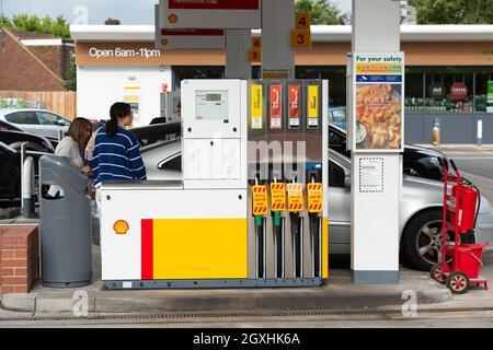 Windsor, Großbritannien. Oktober 2021. An der Shell-Tankstelle in der Dedworth Road standen heute Autos in der Schlange, um Kraftstoff zu tanken. Einige der Pumpen beförderten Kraftstoff, aber nicht alle. Ein Schild, das den Kunden mitteilte, dass der Kraftstoff vorübergehend nicht verfügbar sei, führte zu Verwechslungen mit den Fahrern. Obwohl die Armee damit begonnen hat, Tanker zu fahren, um die Benzinknappheit im ganzen Land zu lindern, bleibt die Situation in der Region von Bekshire unverändert. Quelle: Maureen McLean/Alamy Live News Stockfoto