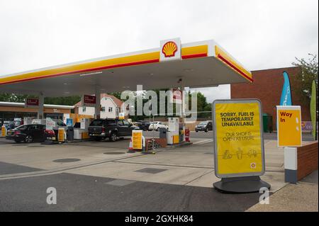 Windsor, Großbritannien. Oktober 2021. An der Shell-Tankstelle in der Dedworth Road standen heute Autos in der Schlange, um Kraftstoff zu tanken. Einige der Pumpen beförderten Kraftstoff, aber nicht alle. Ein Schild, das den Kunden mitteilte, dass der Kraftstoff vorübergehend nicht verfügbar sei, führte zu Verwechslungen mit den Fahrern. Obwohl die Armee damit begonnen hat, Tanker zu fahren, um die Benzinknappheit im ganzen Land zu lindern, bleibt die Situation in der Region von Bekshire unverändert. Quelle: Maureen McLean/Alamy Live News Stockfoto