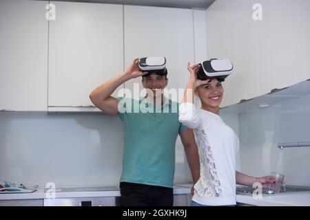 Glückliches junges paar Schritte verwenden VR-Headset Gläser der virtuellen Realität zu Hause Stockfoto