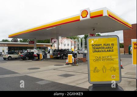 Windsor, Großbritannien. Oktober 2021. An der Shell-Tankstelle in der Dedworth Road standen heute Autos in der Schlange, um Kraftstoff zu tanken. Einige der Pumpen beförderten Kraftstoff, aber nicht alle. Ein Schild, das den Kunden mitteilte, dass der Kraftstoff vorübergehend nicht verfügbar sei, führte zu Verwechslungen mit den Fahrern. Obwohl die Armee damit begonnen hat, Tanker zu fahren, um die Benzinknappheit im ganzen Land zu lindern, bleibt die Situation in der Region von Bekshire unverändert. Quelle: Maureen McLean/Alamy Live News Stockfoto