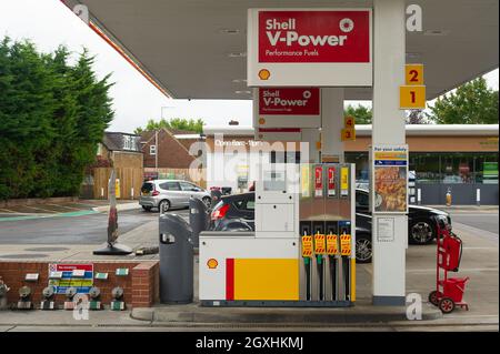 Windsor, Großbritannien. Oktober 2021. An der Shell-Tankstelle in der Dedworth Road standen heute Autos in der Schlange, um Kraftstoff zu tanken. Einige der Pumpen beförderten Kraftstoff, aber nicht alle. Ein Schild, das den Kunden mitteilte, dass der Kraftstoff vorübergehend nicht verfügbar sei, führte zu Verwechslungen mit den Fahrern. Obwohl die Armee damit begonnen hat, Tanker zu fahren, um die Benzinknappheit im ganzen Land zu lindern, bleibt die Situation in der Region von Bekshire unverändert. Quelle: Maureen McLean/Alamy Live News Stockfoto