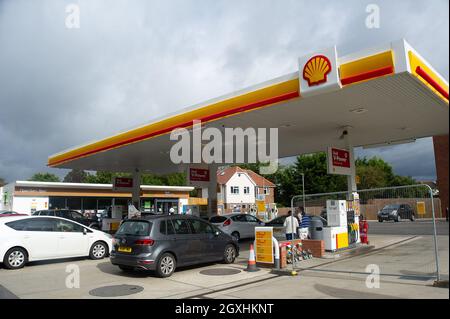 Windsor, Großbritannien. Oktober 2021. An der Shell-Tankstelle in der Dedworth Road standen heute Autos in der Schlange, um Kraftstoff zu tanken. Einige der Pumpen beförderten Kraftstoff, aber nicht alle. Ein Schild, das den Kunden mitteilte, dass der Kraftstoff vorübergehend nicht verfügbar sei, führte zu Verwechslungen mit den Fahrern. Obwohl die Armee damit begonnen hat, Tanker zu fahren, um die Benzinknappheit im ganzen Land zu lindern, bleibt die Situation in der Region von Bekshire unverändert. Quelle: Maureen McLean/Alamy Live News Stockfoto