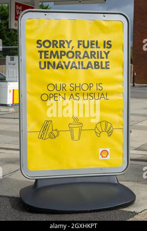Windsor, Großbritannien. Oktober 2021. An der Shell-Tankstelle in der Dedworth Road standen heute Autos in der Schlange, um Kraftstoff zu tanken. Einige der Pumpen beförderten Kraftstoff, aber nicht alle. Ein Schild, das den Kunden mitteilte, dass der Kraftstoff vorübergehend nicht verfügbar sei, führte zu Verwechslungen mit den Fahrern. Obwohl die Armee damit begonnen hat, Tanker zu fahren, um die Benzinknappheit im ganzen Land zu lindern, bleibt die Situation in der Region von Bekshire unverändert. Quelle: Maureen McLean/Alamy Live News Stockfoto