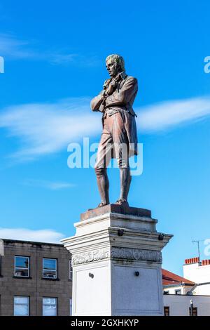 Statue von Robert Burns, einem schottischen Nationalbarden, einem bekannten Dichter aus dem 18. Jahrhundert, auf dem Burns Statue Square, Ayr, Schottland, Großbritannien Stockfoto