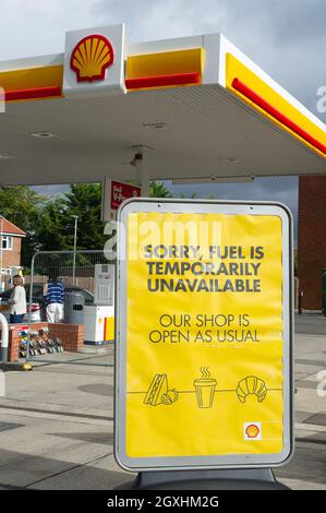 Windsor, Großbritannien. Oktober 2021. An der Shell-Tankstelle in der Dedworth Road standen heute Autos in der Schlange, um Kraftstoff zu tanken. Einige der Pumpen beförderten Kraftstoff, aber nicht alle. Ein Schild, das den Kunden mitteilte, dass der Kraftstoff vorübergehend nicht verfügbar sei, führte zu Verwechslungen mit den Fahrern. Obwohl die Armee damit begonnen hat, Tanker zu fahren, um die Benzinknappheit im ganzen Land zu lindern, bleibt die Situation in der Region von Bekshire unverändert. Quelle: Maureen McLean/Alamy Live News Stockfoto