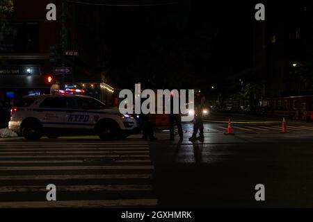 New York City, Usa. Oktober 2021. Die Polizei untersucht den Tatort, an dem Schüsse auf Manhattans Upper Westside an der Ecke 72nd Street und Columbus Avenue abgefeuert wurden. (Foto: Steve Sanchez/Pacific Press) Quelle: Pacific Press Media Production Corp./Alamy Live News Stockfoto