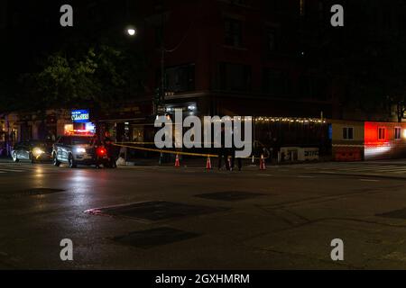 New York City, Usa. Oktober 2021. Die Polizei untersucht den Tatort, an dem Schüsse auf Manhattans Upper Westside an der Ecke 72nd Street und Columbus Avenue abgefeuert wurden. (Foto: Steve Sanchez/Pacific Press) Quelle: Pacific Press Media Production Corp./Alamy Live News Stockfoto