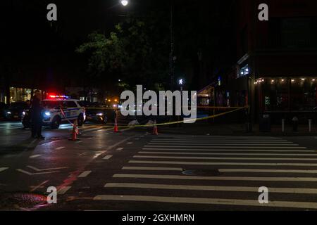 New York City, Usa. Oktober 2021. Die Polizei untersucht den Tatort, an dem Schüsse auf Manhattans Upper Westside an der Ecke 72nd Street und Columbus Avenue abgefeuert wurden. (Foto: Steve Sanchez/Pacific Press) Quelle: Pacific Press Media Production Corp./Alamy Live News Stockfoto