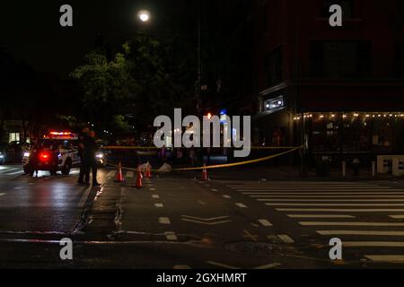 New York City, Usa. Oktober 2021. Die Polizei untersucht den Tatort, an dem Schüsse auf Manhattans Upper Westside an der Ecke 72nd Street und Columbus Avenue abgefeuert wurden. (Foto: Steve Sanchez/Pacific Press) Quelle: Pacific Press Media Production Corp./Alamy Live News Stockfoto