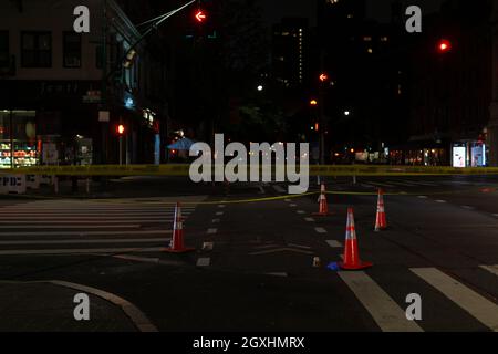 New York City, Usa. Oktober 2021. Die Polizei untersucht den Tatort, an dem Schüsse auf Manhattans Upper Westside an der Ecke 72nd Street und Columbus Avenue abgefeuert wurden. (Foto: Steve Sanchez/Pacific Press) Quelle: Pacific Press Media Production Corp./Alamy Live News Stockfoto