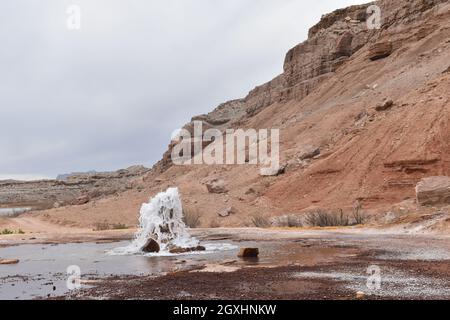 Ein Geysir mit kaltem Wasser in der Wüste Stockfoto