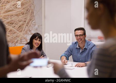 Gruppe von Geschäftsleuten, die Diskussion über Business-Plan im Büro Stockfoto