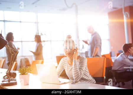 Junge Geschäftsfrau Programmierer in großes helles Büro bei der Arbeit mit computer Stockfoto