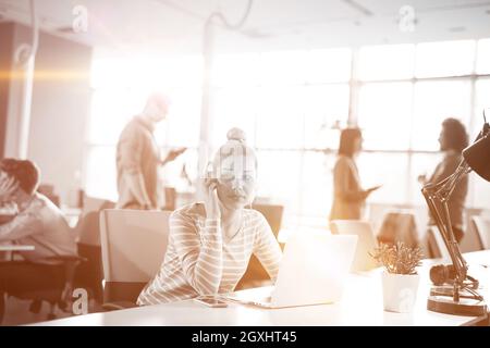Junge Geschäftsfrau Programmierer in großes helles Büro bei der Arbeit mit computer Stockfoto
