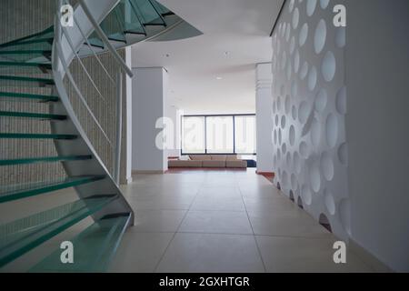 moderne Glas-Wendeltreppe mit metallischen Handläufe. Stockfoto