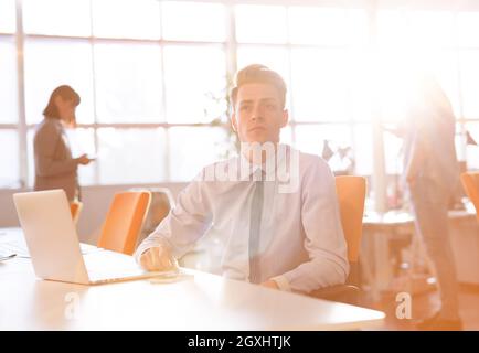 Jungunternehmer-Programmierer in großes helles Büro bei der Arbeit mit computer Stockfoto